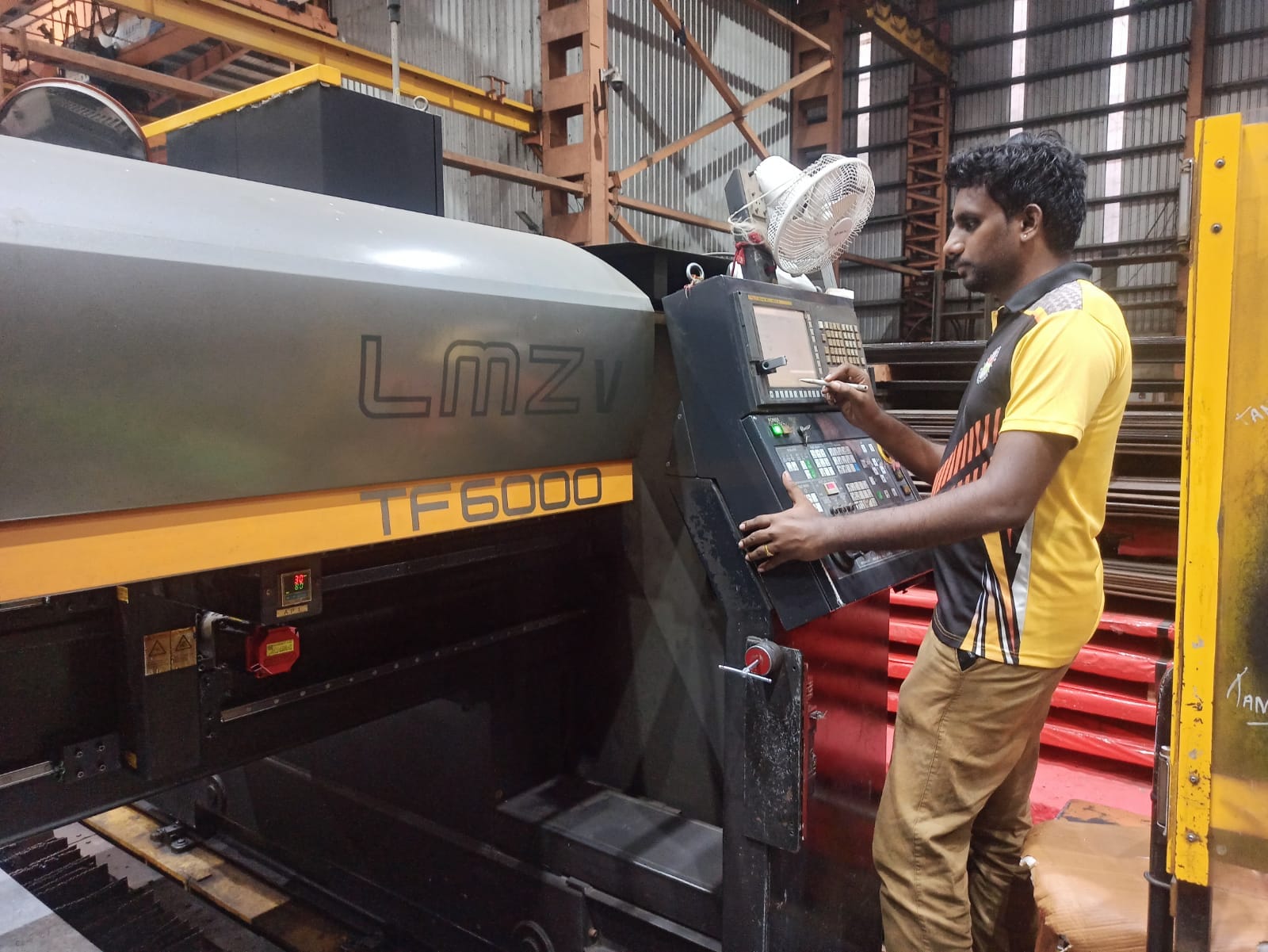Techniker an der Steuerung einer Tanaka TF6000 LMZ Laserschneidanlage
